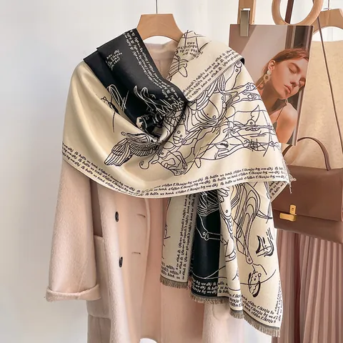 Elegante Sciarpa Con Stampa Pegaso per Donna Scialle Spesso Effetto Cashmere Con Nappine Lettere Artistiche Avvolgente Invernale Caldo