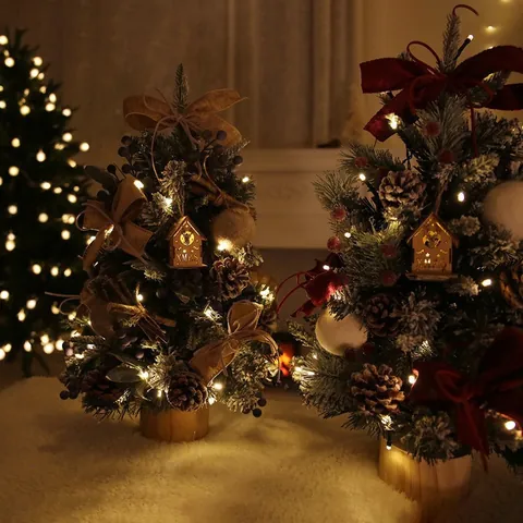 Albero di Natale da Tavolo Innevato Con Luci LED Base in Legno Pigne Bacche Fiocco Ornamento Decorazione da Scrivania