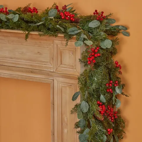Künstliche Weihnachts Girlande Aus PE Realistische Kiefernnadel Rattan Mit Roten Beeren Eukalyptus Blättern Zapfen Für Kamin Deko