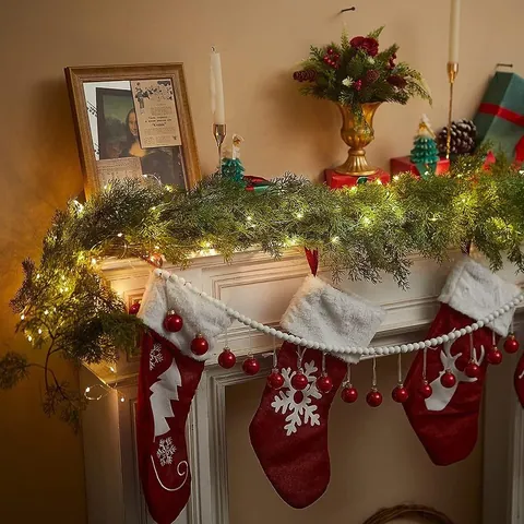 Ghirlanda di Natale Realistica in Aghi di Pino PE Luce LED Calda Neve Ghiacciata Pigna Bacca Rossa Rattan Decorativo Natalizio Flessibile