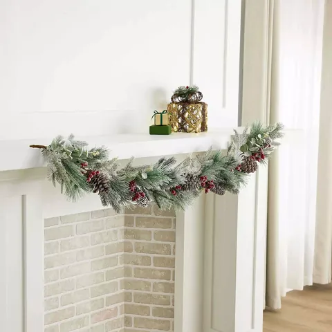 PE Weihnachtsgirlande Künstliche Kiefernnadeln Mit Schneeeffekt Und Kiefernzapfen Rote Beeren Für Festliche Kamin Treppen Deko