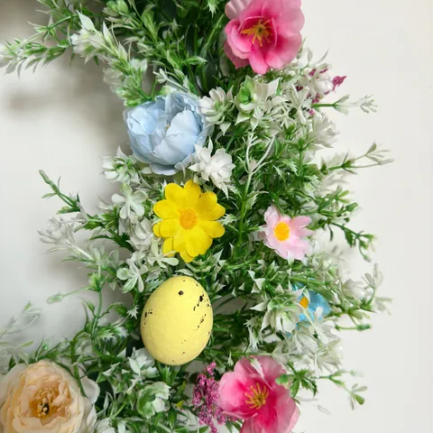 Künstlicher Osterkranz Mit Bunten Gefleckten Eiern Eukalyptusblättern Seidenblumen Für Frühling Haustür Hausdekoration