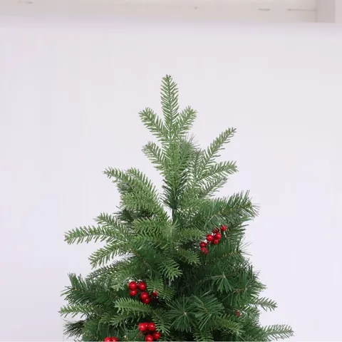 Künstlicher Weihnachtsbaum Mit Roten Beeren Dichte Grüne Kiefernnadeln Metallständer Für Zuhause Wohnzimmer Büro Feiertagsdekoration