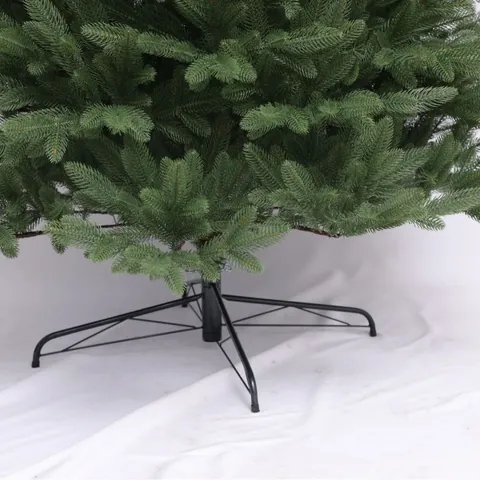Realistischer PE Künstlicher Weihnachtsbaum Mit Robustem Metallständer Grüne Kiefernnadeln Für Feiertagsdekoration Wohnzimmer Innen