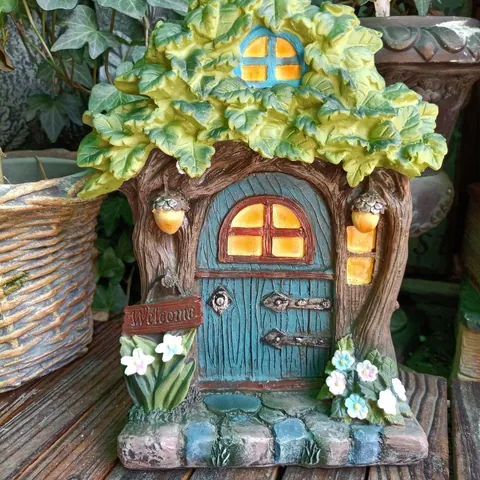 Fairy House Garden Statue Resin Miniature Tree House Door Sculpture With Welcome Sign For Outdoor Yard Park Decoration Ornament
