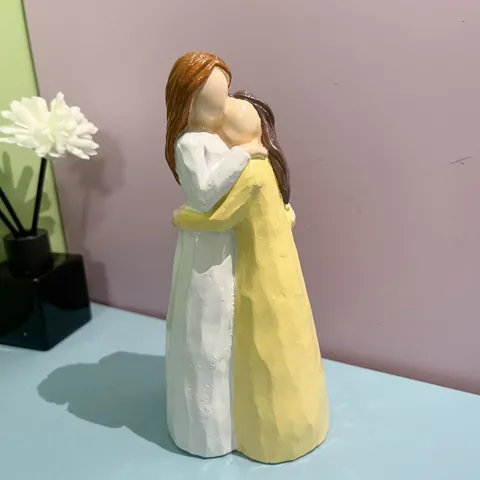Figurine d'Embrace en Résine Style Sculpté à la Main Statue Sans Visage Mère Fille Ami Décoration Maison Cadeau Ornement Artistique