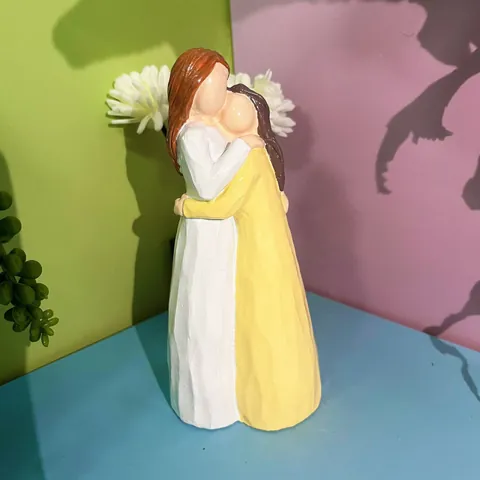 Figurine d'Embrace en Résine Style Sculpté à la Main Statue Sans Visage Mère Fille Ami Décoration Maison Cadeau Ornement Artistique