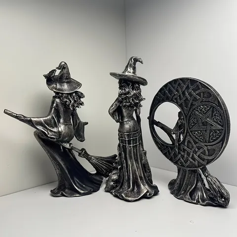 Statue de Sorcière Gothique Vintage Résine Argent Antique Sorcière Sur Lune Chevauchant Balai Figurine Pour Halloween Déco Maison