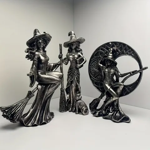 Statue de Sorcière Gothique Vintage Résine Argent Antique Sorcière Sur Lune Chevauchant Balai Figurine Pour Halloween Déco Maison