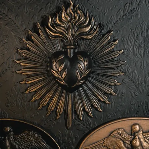 Vintage Gothic Sacred Heart Wall Plaque Resin Flaming Heart Relief Sculpture With Rays For Home Decoration Wall Hanging Ornament Gift