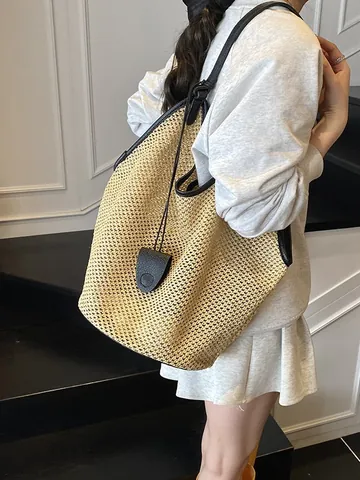 Damen Stroh Gewebte Tragetasche Große Kapazität Minimalistische Strand Urlaub Schultertasche Mit PU Lederbesatz Und Anhänger