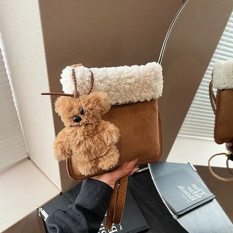 Damen Suede Lammfell-Imitat Umhängetasche Kleine Quadratische Schultertasche Mit Süßem Bärenanhänger Mode Herbst Winter Tasche