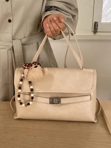Sac Bandoulière Vintage en Cuir PU Grande Capacité Avec Surpiqûres Contrastées et Pendentif Ours en Peluche pour Femme Décontracté