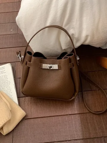 Vintage PU Leather Bucket Bag For Women Lychee Pattern Shoulder Crossbody Bag With Silver Twist Lock And Bear Pendant