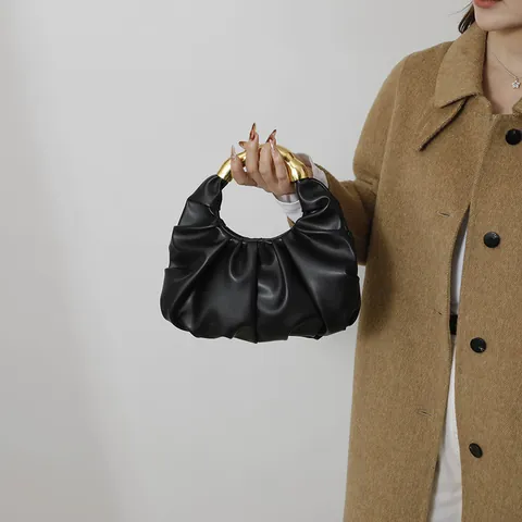 Bolso de Mano Plisado Minimalista de Alta Gama para Mujer Diseño de Nicho Asa de Metal Dorado Bolso de Lujo Clutch de Noche Piel PU