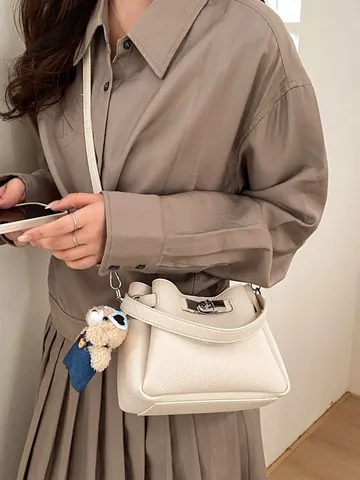 Vintage PU Leather Bucket Bag For Women Lychee Pattern Shoulder Crossbody Bag With Silver Twist Lock And Bear Pendant