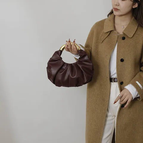 Bolso de Mano Plisado Minimalista de Alta Gama para Mujer Diseño de Nicho Asa de Metal Dorado Bolso de Lujo Clutch de Noche Piel PU