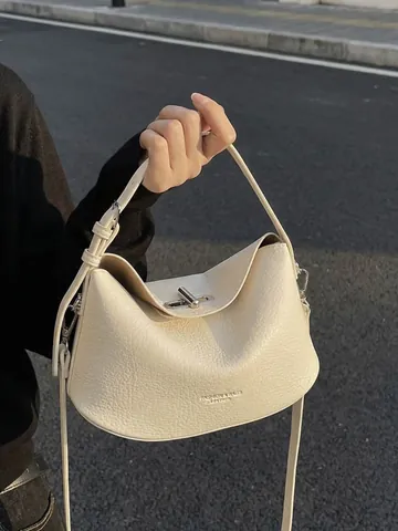 Sac à Épaule Hobo en Cuir PU pour Femmes Avec Porte-clés Ours Sac Bandoulière Décontracté Couleur Unie Main Serrure Métallique pour Quotidien