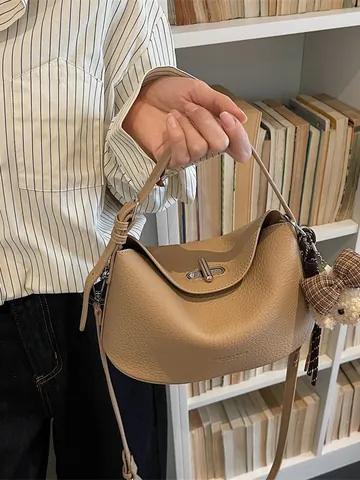 Sac à Épaule Hobo en Cuir PU pour Femmes Avec Porte-clés Ours Sac Bandoulière Décontracté Couleur Unie Main Serrure Métallique pour Quotidien