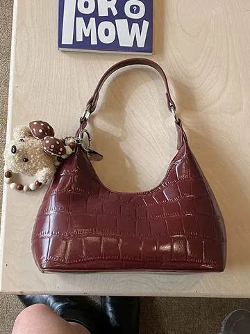Sac sous le bras pour femmes en cuir PU motif crocodile Sac à bandoulière Hobo à la mode avec pendentif ours en peluche