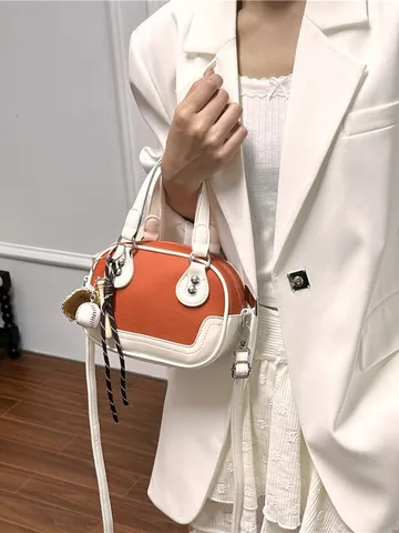 Sac Boston Rétro en Cuir PU pour Femmes Surpiqûres Contrastées Sac à Main Bandoulière Avec Pendentif Baseball Tote Sportif Décontracté