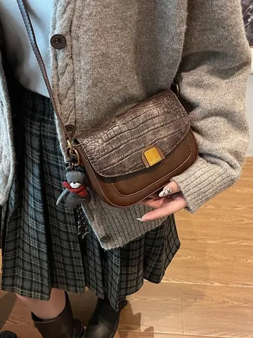 Vintage PU Leather Crocodile Pattern Small Square Crossbody Bag With Bear Pendant Retro Daily Shoulder Satchel Bag For Women