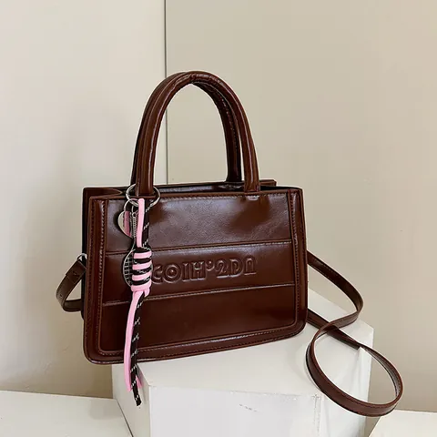 Borsa Tote Retrò in Pelle PU per Donna Grande Capacità Tracolla con Goffratura Lettere e Ciondolo alla Moda