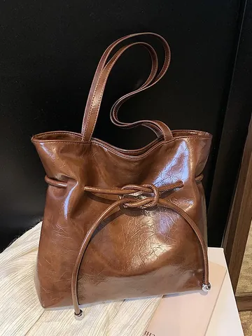 Grote Capaciteit Dames Schoudertas Oiewas PU Leer Vintage Minimalistisch Tote Bag Met Knoopdecoratie Zilveren Metalen Bal Voor Dagelijks Gebruik