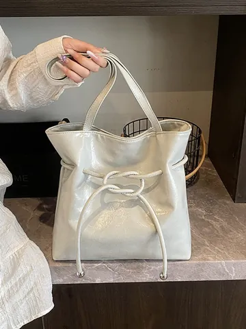Grote Capaciteit Dames Schoudertas Oiewas PU Leer Vintage Minimalistisch Tote Bag Met Knoopdecoratie Zilveren Metalen Bal Voor Dagelijks Gebruik