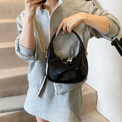 Borsa Hobo Donna Retro in Pelle PU Lucida a Mezzaluna Con Tracolla a Catena Dorata Minimalista Urbana Sottobraccio Cerniera