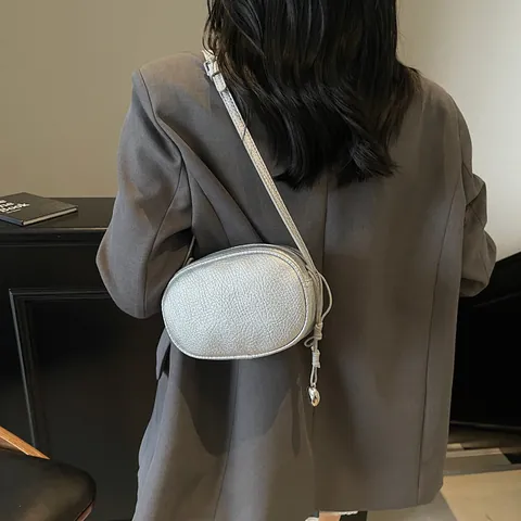 Borsa a Tracolla Ovale da Donna Minimalista in Pelle PU Con Ciondolo a Cuore Argento Texture Litchi Piccola Borsa a Cuscino
