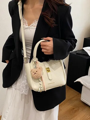 Sac Seau Femme en Cuir PU Motif Litchi Avec Pendentif Ours Sac à Main Mode Commuter Sac à Bandoulière