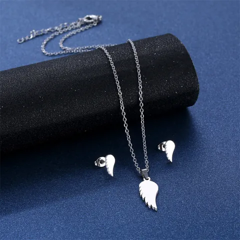 304 Edelstahl Engelsflügel Schmuckset Für Damen Polierte Feder Anhänger Halskette Und Passende Ohrstecker Silber