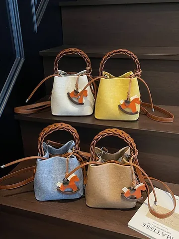 Borsa a Secchiello Vintage Con Manico Intrecciato da Donna in Pelle PU Consistenza Tela Tracolla Con Pendaglio Cavallo Custodia Coulisse