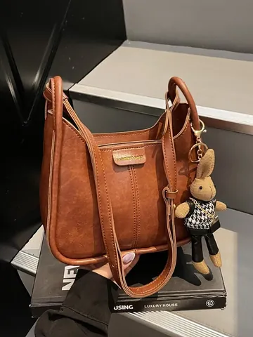 Bolso de Axila Hobo de Cuero PU Vintage para Mujer Con Colgante Conejo Peluche Bolso de Hombro Color Sólido