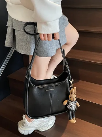 Bolso de Axila Hobo de Cuero PU Vintage para Mujer Con Colgante Conejo Peluche Bolso de Hombro Color Sólido