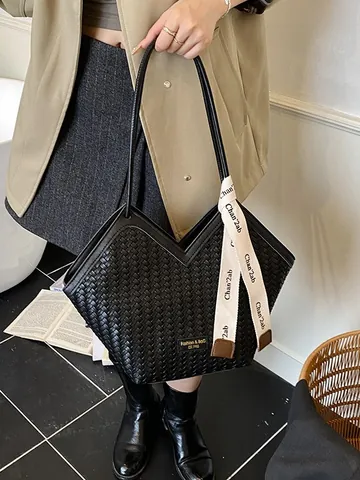 Damen Große Kapazität Gewebte PU-Leder Einkaufstasche Mode V-Öffnung Schultertasche Mit Buchstabenband Dekor Stilvolle Handtasche