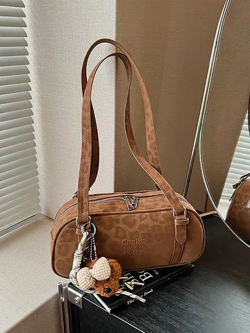 Sac Bowling Vintage Imprimé Léopard en Cuir PU pour Femmes Sac à Bandoulière Texture Daim Mat Avec Pendentif Ours en Peluche