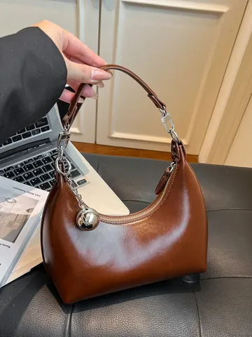 Bolso Hobo de Media Luna de Cuero PU Vintage para Mujer Color Sólido Brillante Bolso de Hombro Axila Con Colgante de Bola de Plata Retro Bolso de Bandolera