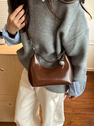 Bolso Hobo de Media Luna de Cuero PU Vintage para Mujer Color Sólido Brillante Bolso de Hombro Axila Con Colgante de Bola de Plata Retro Bolso de Bandolera