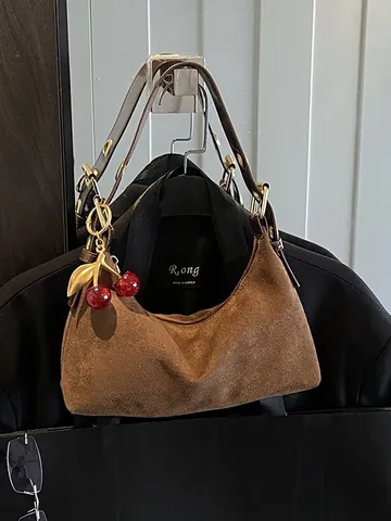 Sac Sous le Bras en PU Suédine Mate Rétro pour Femme Sac à Bandoulière Grande Capacité Avec Oeillets Métalliques et Pendentif Cerise