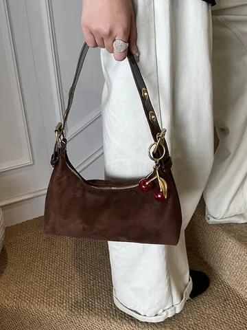 Sac Sous le Bras en PU Suédine Mate Rétro pour Femme Sac à Bandoulière Grande Capacité Avec Oeillets Métalliques et Pendentif Cerise