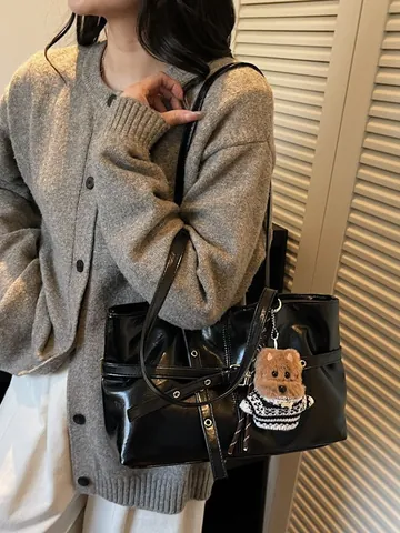Grand Sac Cabas en Cuir PU Brillant pour Femme Rétro Minimaliste Sac à Épaule Sac d'Aisselle à la Mode avec Pendentif Ours en Peluche