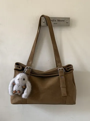 Sac Sous le Bras Femme Grande Capacité Vintage en Cuir PU Mat Sac à Bandoulière Bowling Avec Charme de Lapin en Peluche