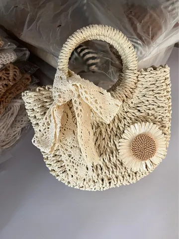 Borsa a Mano in Paglia Intrecciata da Donna Con Decorazione a Girasole e Fiocco di Pizzo Borsa a Tracolla da Spiaggia Tote Artigianale Semicircolare