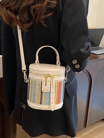 Damen Gewebte Stroh PU Leder Beuteltasche Regenbogen Gestreifte Zylindrische Handtasche Vielseitige Schulter Umhängetasche Mit Nieten Dekor