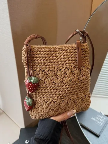 Damen Handgewebte Umhängetasche Grober Strick Kleine Quadratische Schultertasche Mit Erdbeer-Anhänger Sommer Strand Urlaub