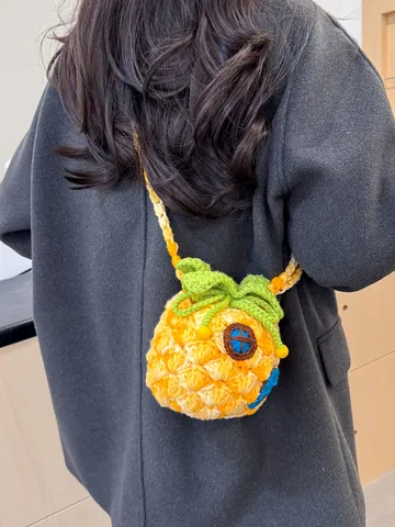 Handgefertigte Häkel Ananas Haus Mini Umhängetasche Für Mädchen Damen Gestricktes Garn Erdbeere Beerenform Cartoon Kleine Schultertasche Geschenk