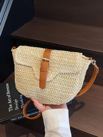 Sac Bandoulière Selle en Paille Tissée pour Femmes Simple Décontracté Plage Vacances Sac à Main Avec Sangle en Cuir PU Boucle