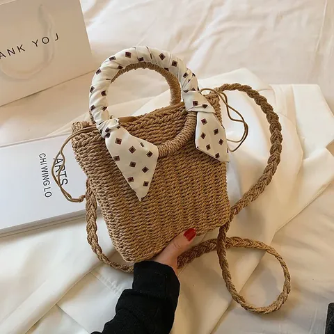 Pastoraal Stro Geweven Handtas Voor Dames Vakantie Stijl Crossbody Tas Met Satijnen Sjaal Decoratie Trekkoord Voering